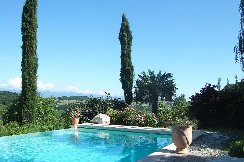 2011-05- (1088).JPG - ... und einem Piscine, in dem wir neben den Freuden des Wassers auch die Fernsicht genießen können ...